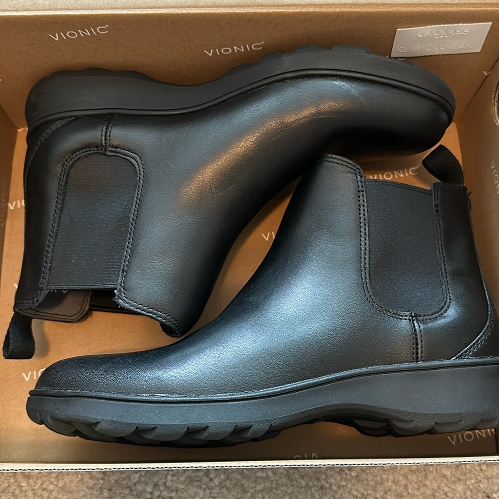 Vionic evergreen boots size 7.5